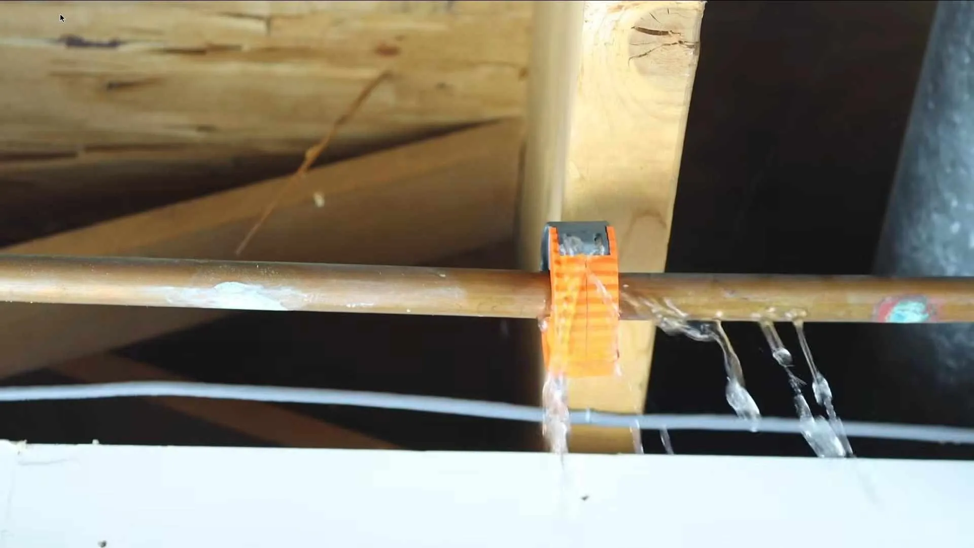 Pinhole leak spraying from a copper pipe (before repair)
