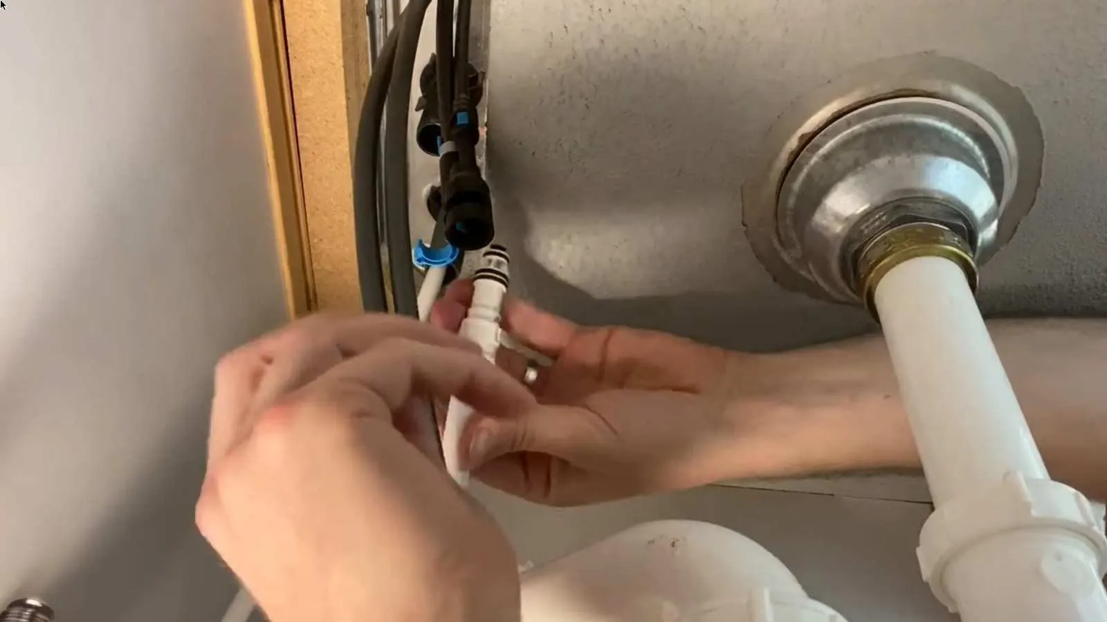 New pull-down faucet sprayer hose connected (after)